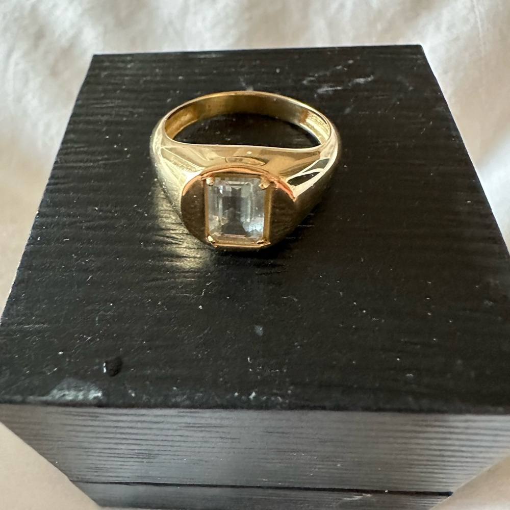 Sophisticated Gold Ring with Clear Stone